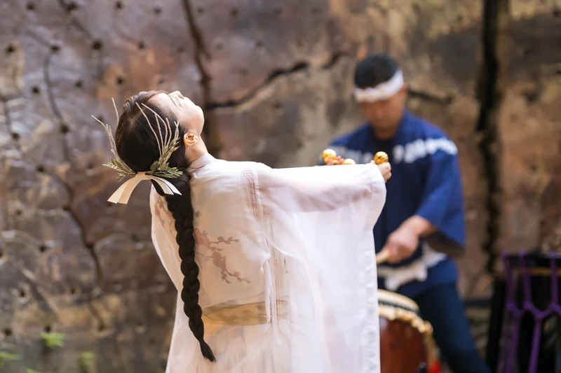 美しき儀式のような神秘の舞