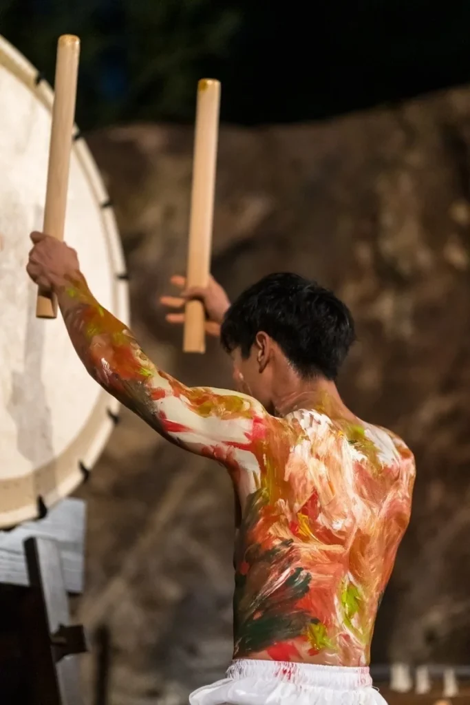 絵画によって生命力を吹き込まれた和太鼓奏者